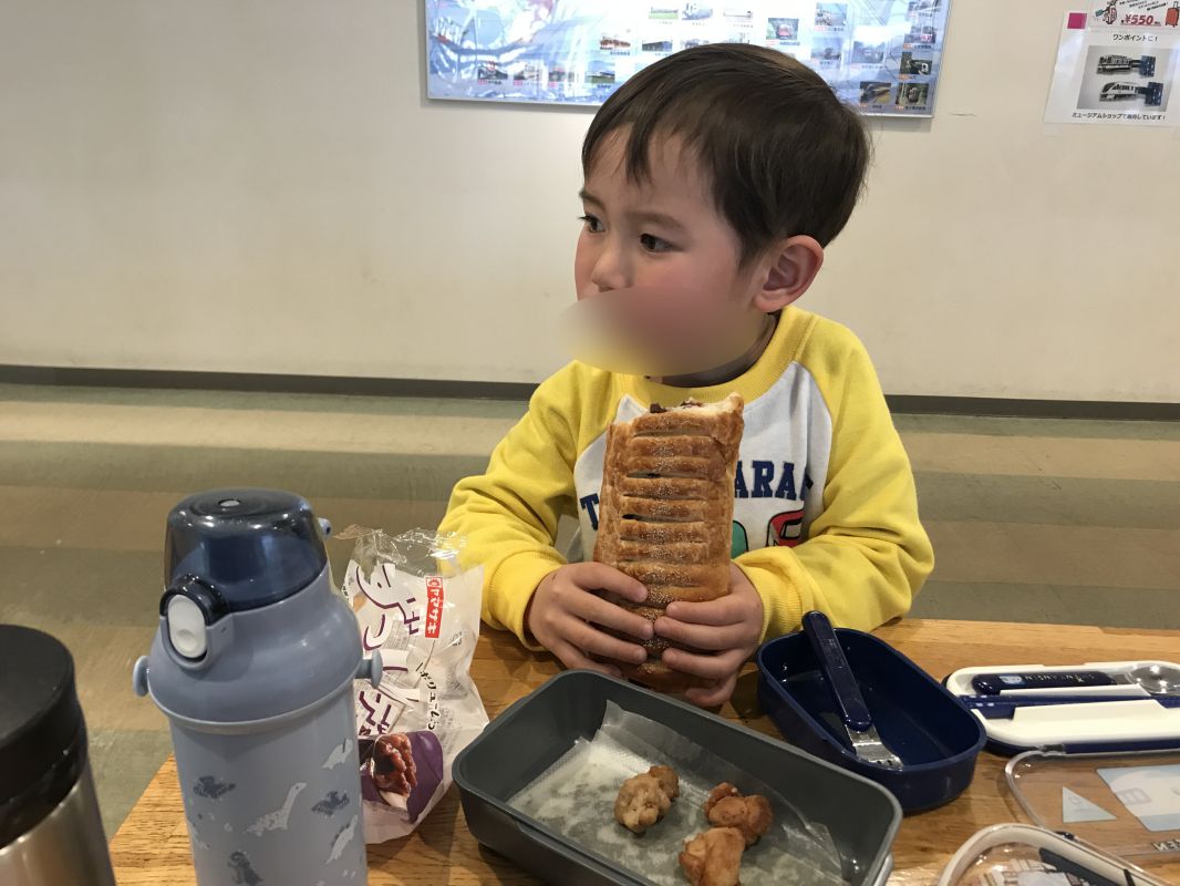 お昼ご飯を食べるコニー