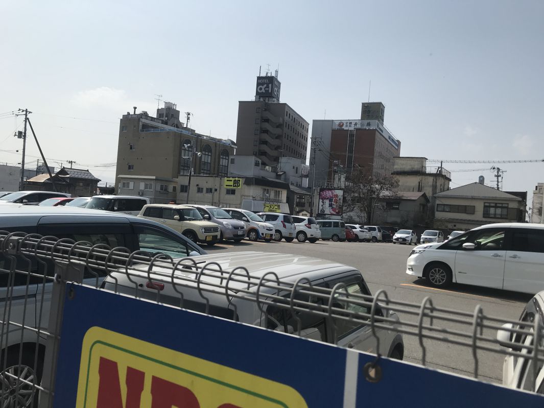 遠くに見えるラーメン二郎