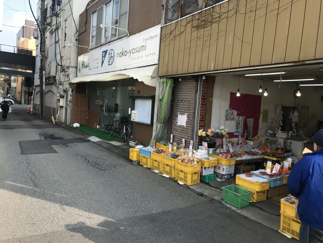 八百屋の隣にある宿