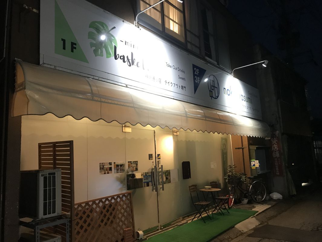 夜の宿の入り口