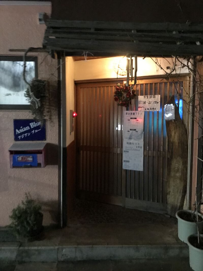 オーシャンブルーの裏口