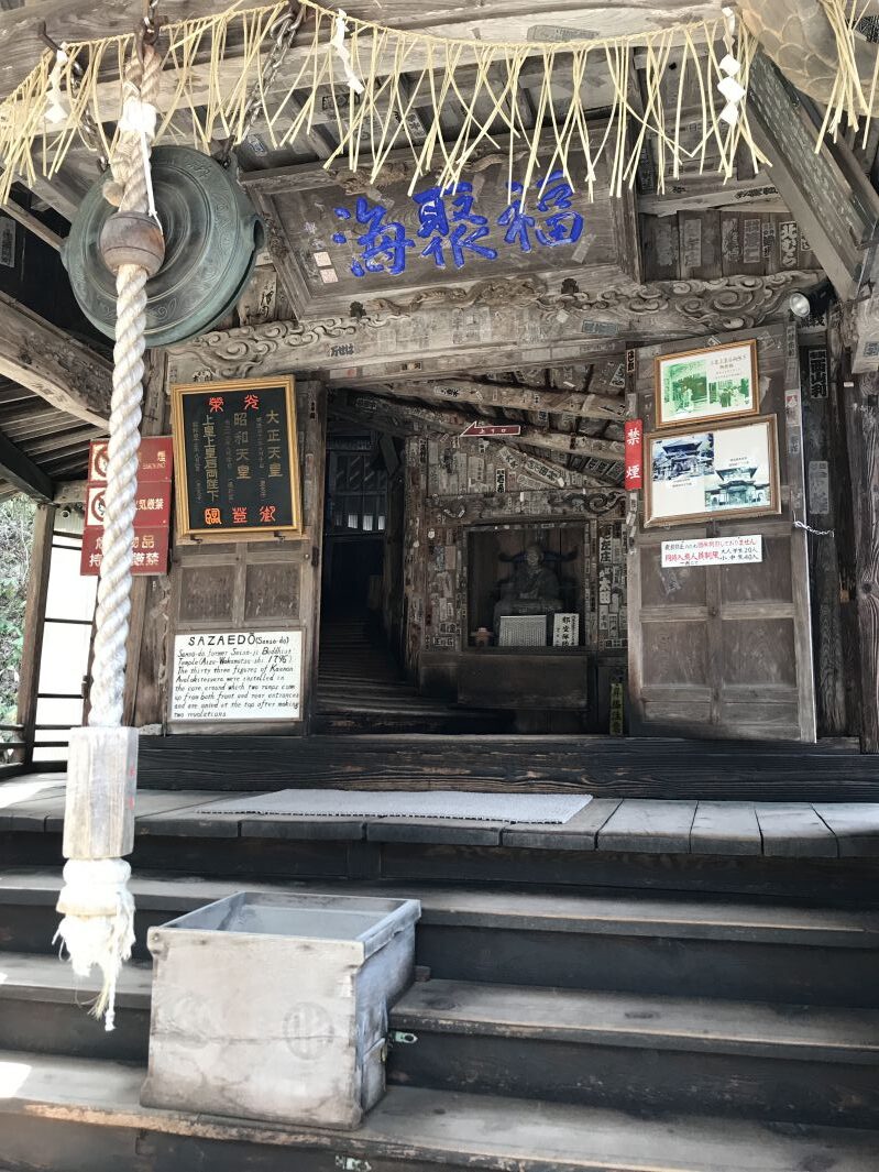 さざえ堂入り口