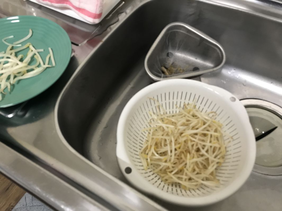 もやしの髭取り