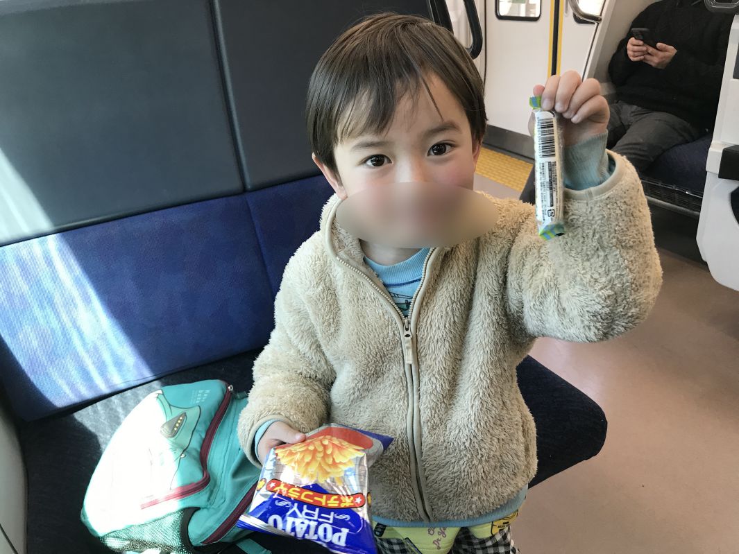 お菓子を楽しむコニー