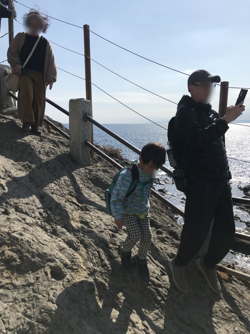 海が見える岩場