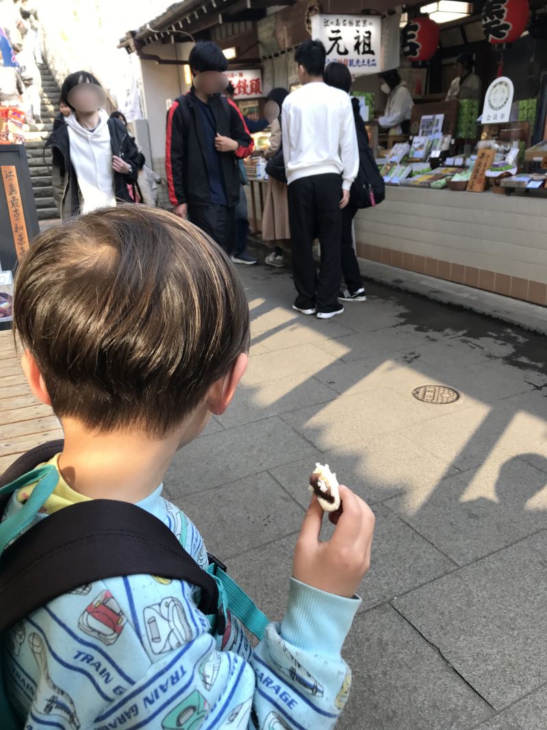 まんじゅうを食べる