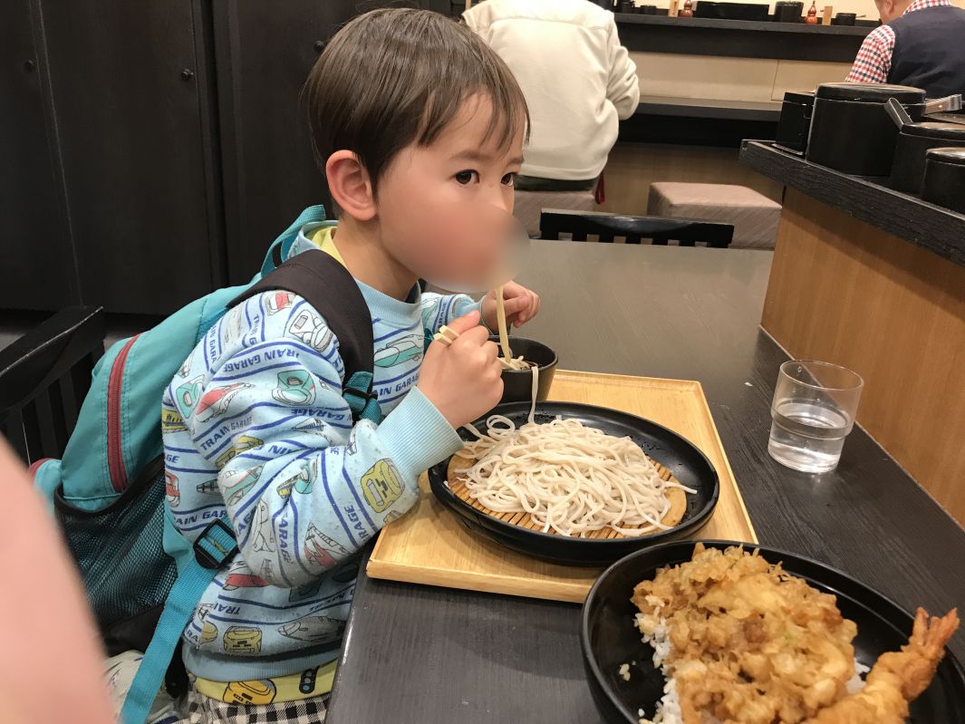 蕎麦を啜る子