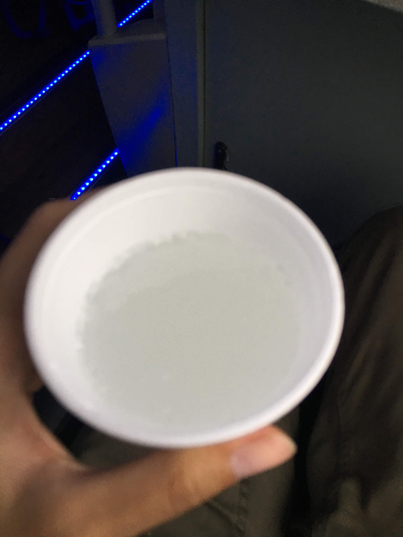 紙コップの炭酸ジュース