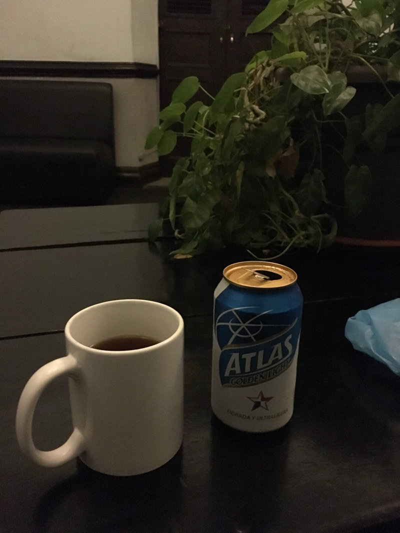 テーブルの上のATLASビール