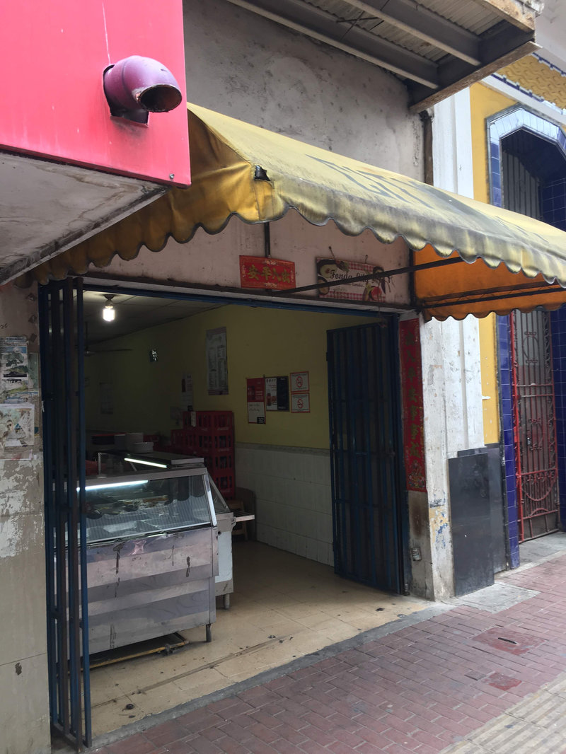 総菜屋さんのような食堂の店構え