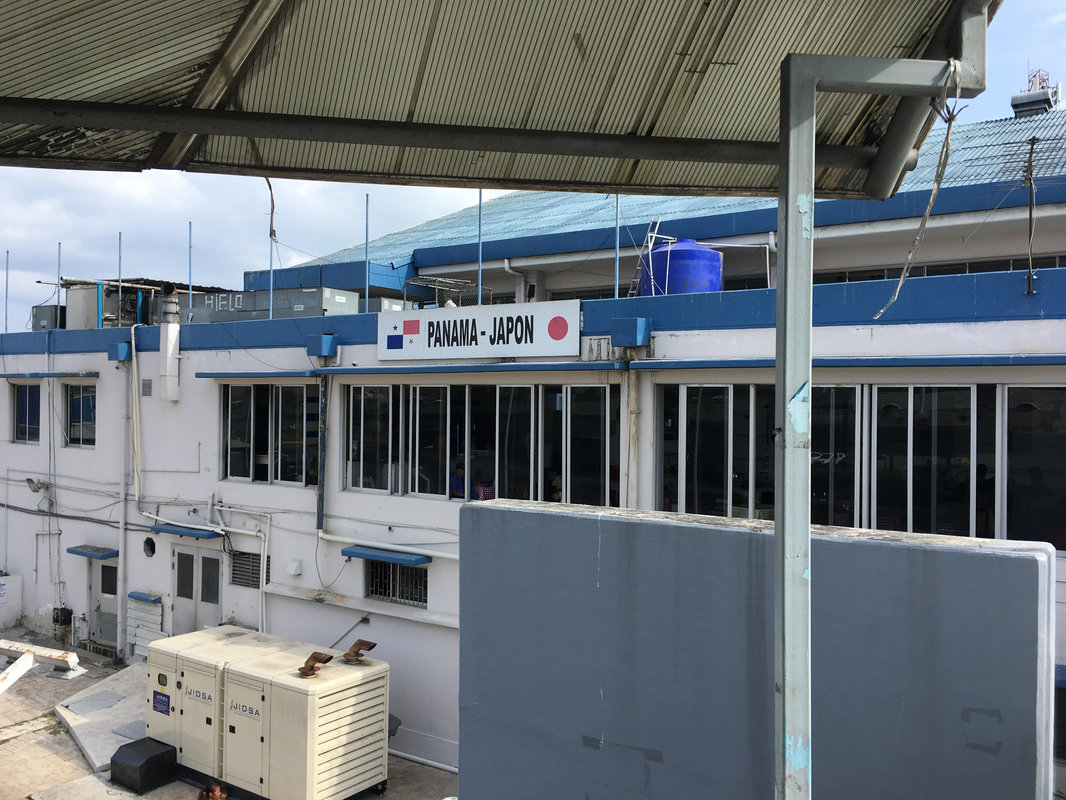 日本国旗のある建物