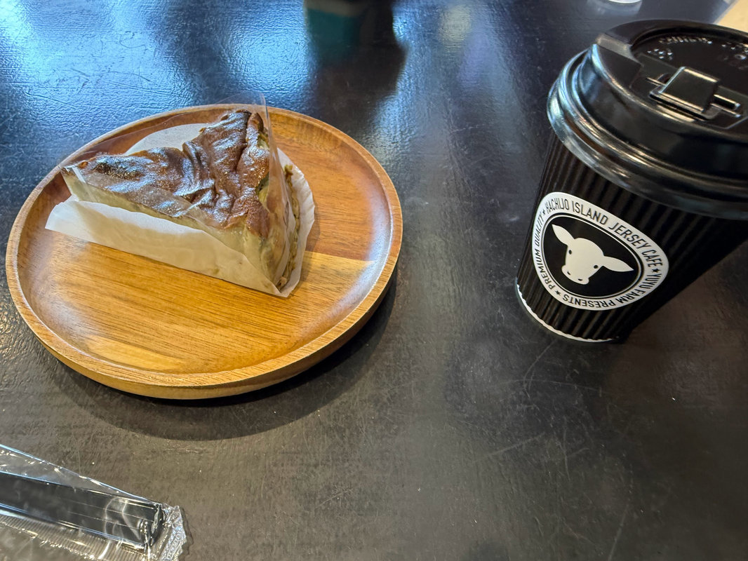 明日葉チーズケーキとラテ