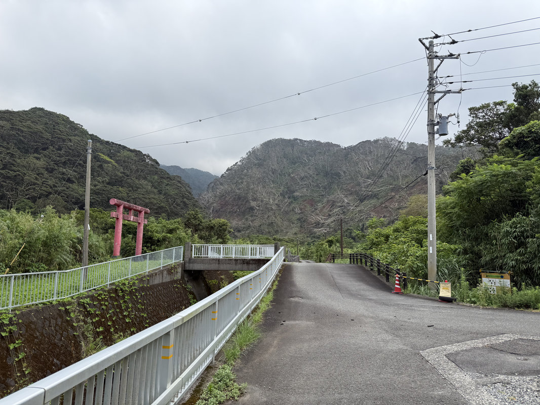 山肌と鳥居