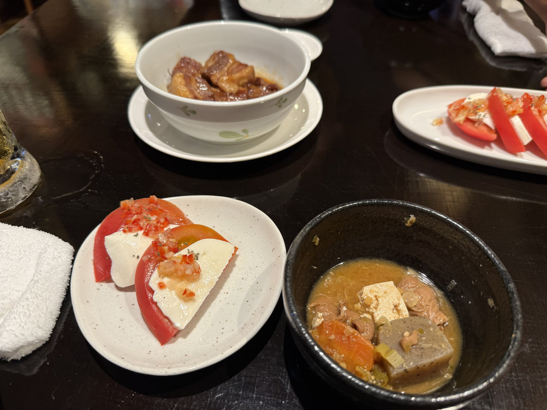 カプレーゼ風トマトサラダ、もつ煮、豚の角煮