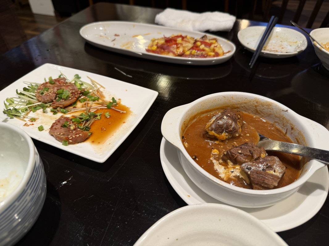 ビーフシチュー、謎の韓国料理、レンコンキムチピザ