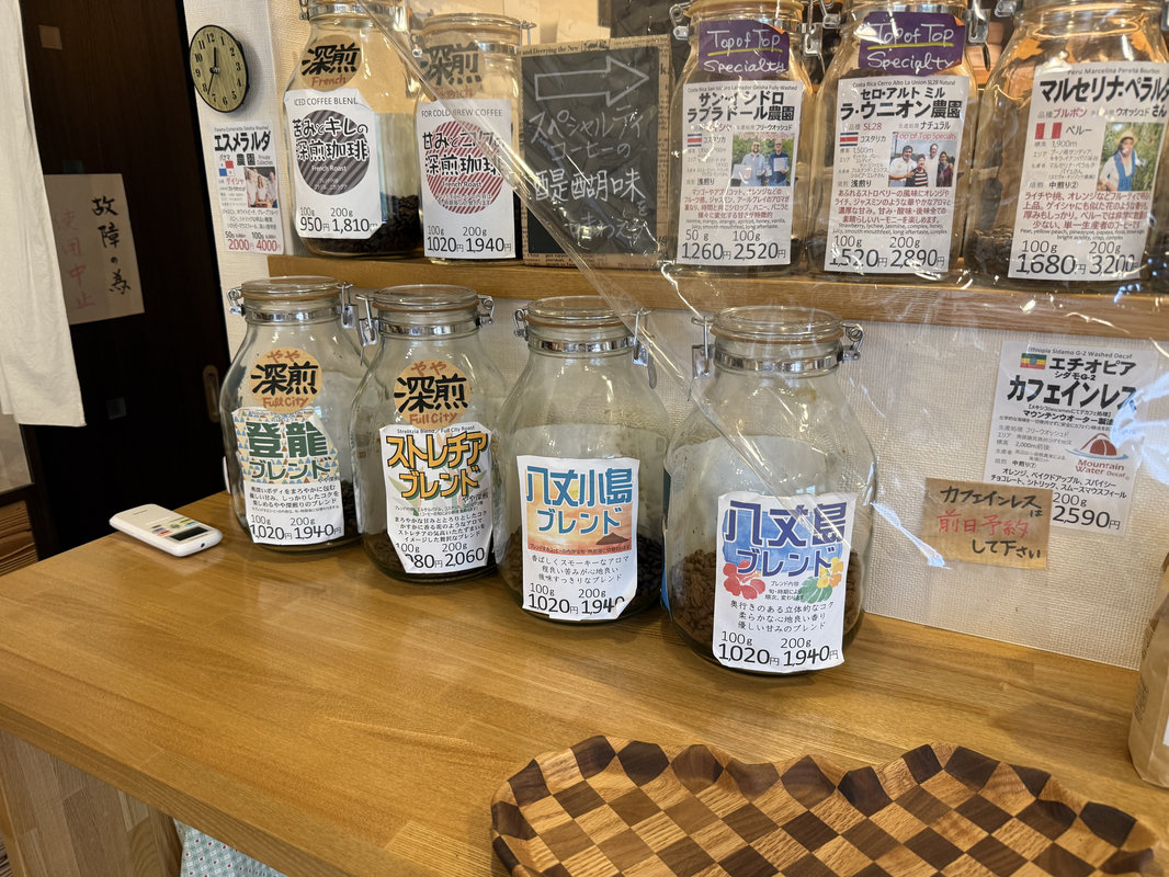 並ぶコーヒー豆の大瓶たち