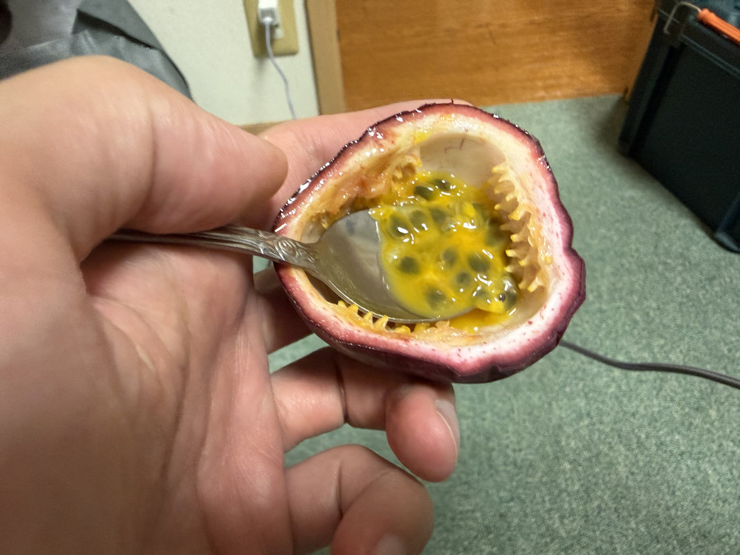 半分に割ったパッションフルーツ