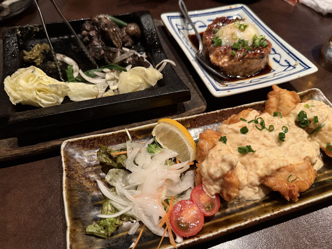 地鶏の炭火焼き、チキン南蛮、鶏つくね