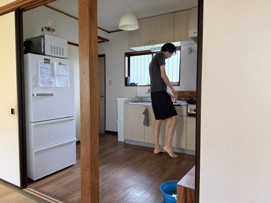 狭そうに料理する俺